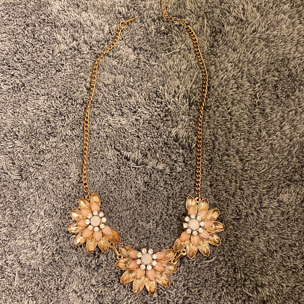 Flower jeweled necklace
